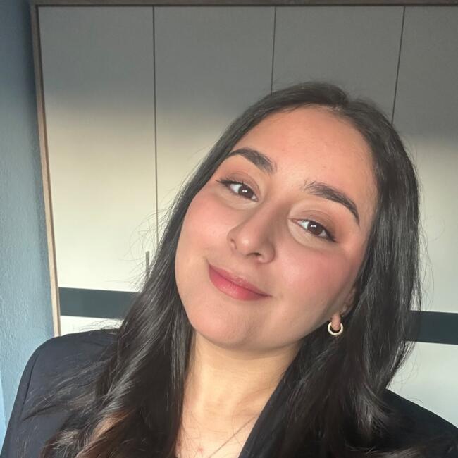 Barnvakt i Solna: Amira