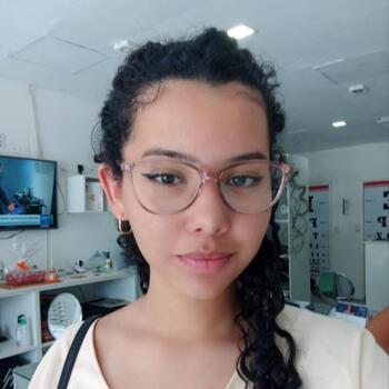 Babysitter in Monção: Mayara