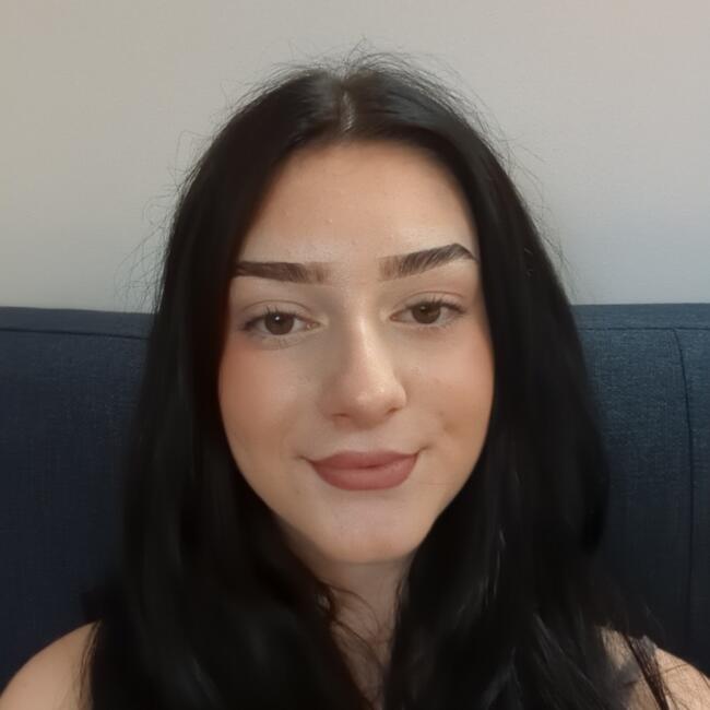 Babysitter in Le Mesnil-le-Roi: Alexandra