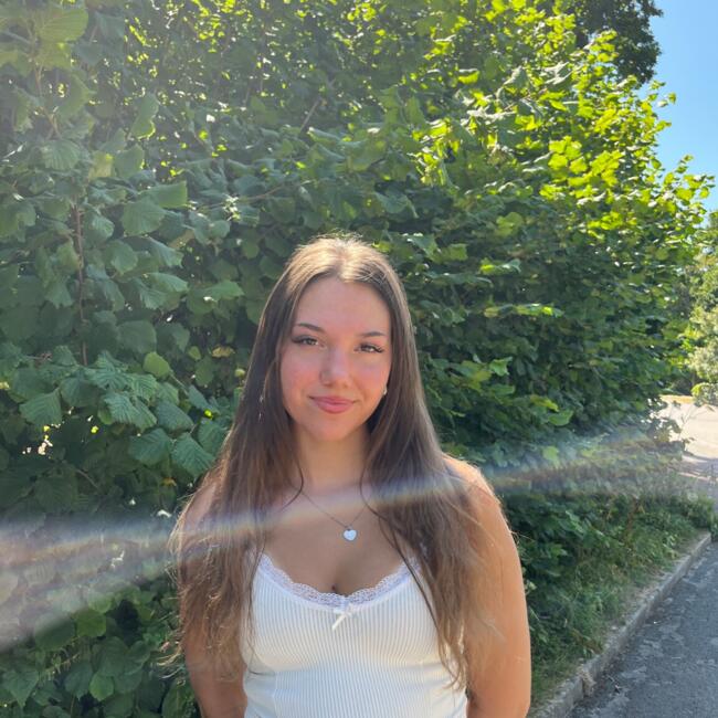 Babysitter in Farnborough: Heidi