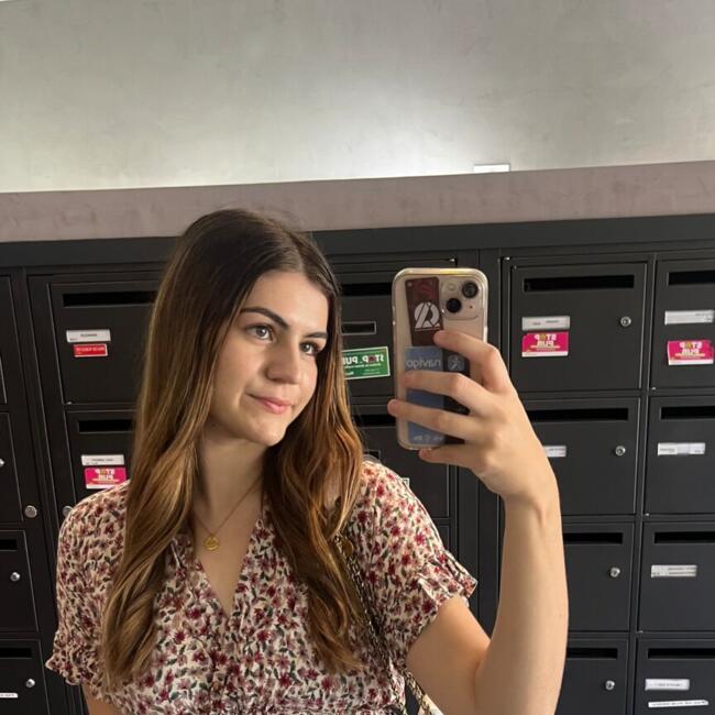 Babysitter in Saint-Pierre-du-Perray: Nina