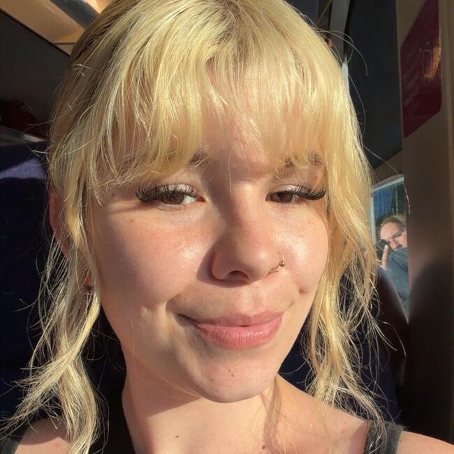 Baby-sitter in Burnaby: Taylor
