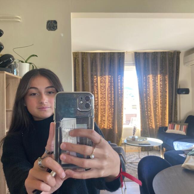 Babysitter in Clermont-Ferrand: Flora