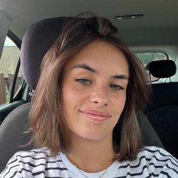 Babysitter in Saint-Benoît-la-Forêt: Elsa