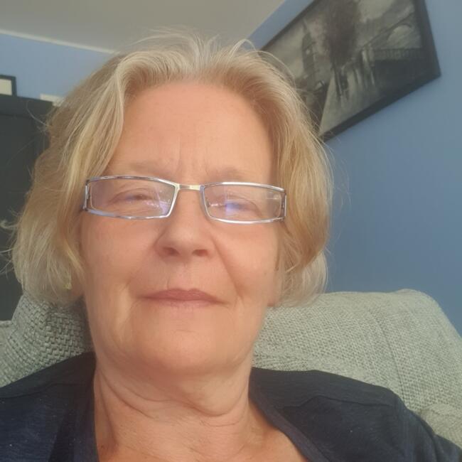 Babysitter in Brentford: Lynda