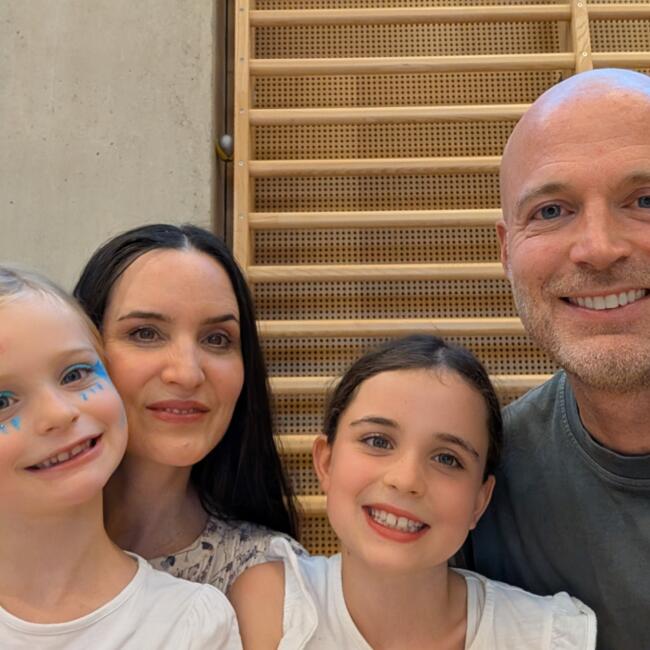 وظيفة جليسة أطفال في دبي: Yvan