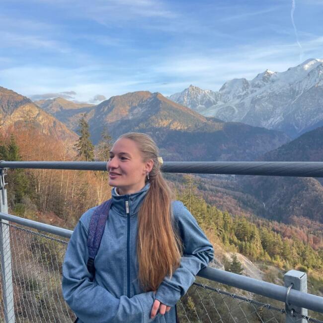 Babysitter in Cluses: Laurine