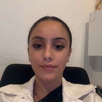 Babysitter in Tangier: Hind