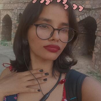 दिल्ली में बेबीसिटर: Deepa