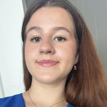Baby-sitter in Bedford: Abby