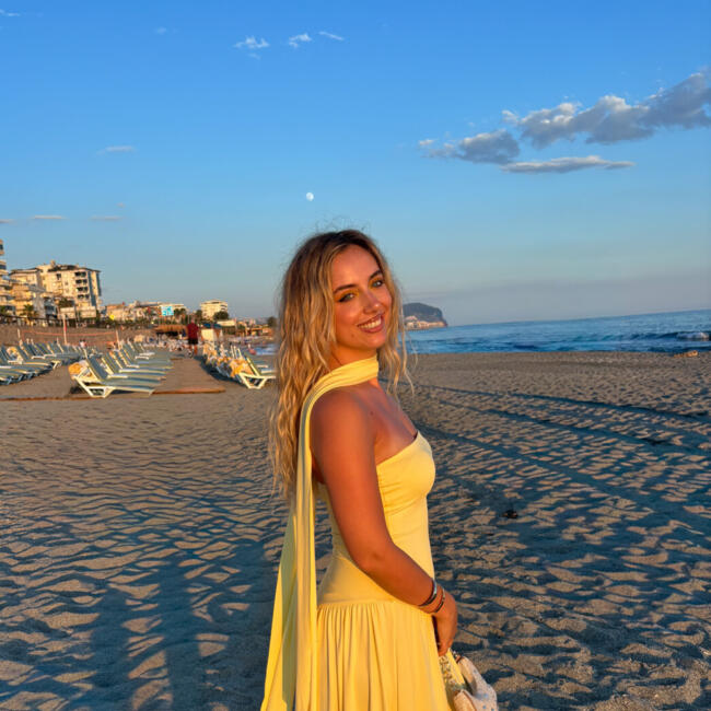 Babysitter in Dubai: Laura