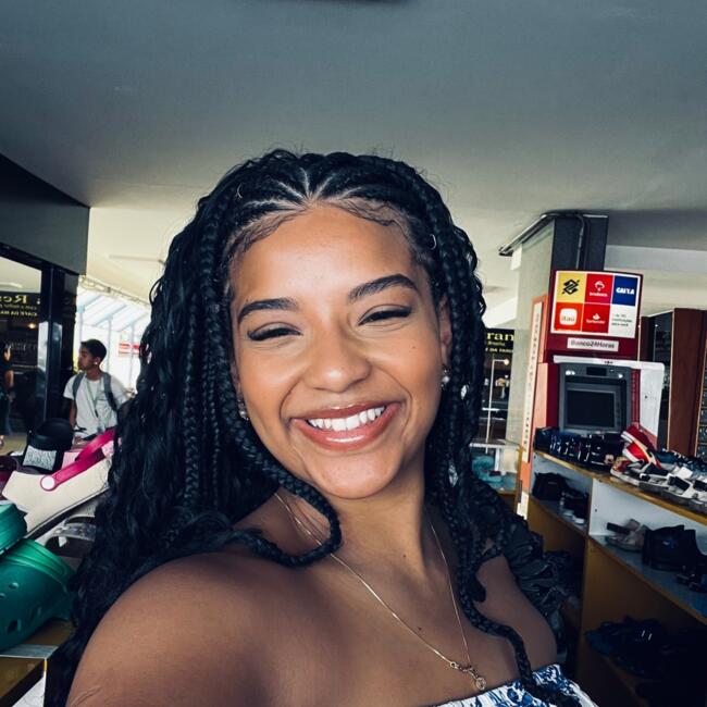 Babysitter in Brasília: Carine Pinheiro