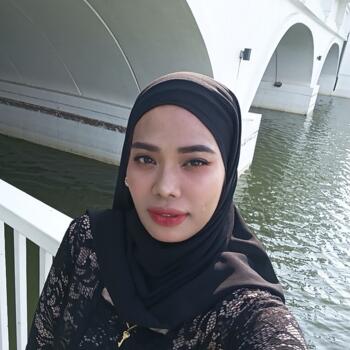 Pengasuh Johor Bahru: Zetyzarah