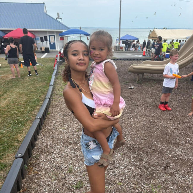 Babysitter in West Seneca: Tee