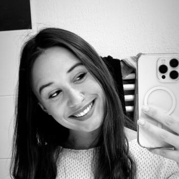 Pengasuh di Lapangan Terbang Blagnac: Eva