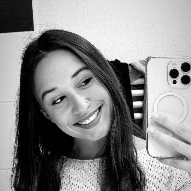 Pengasuh di Lapangan Terbang Blagnac: Eva