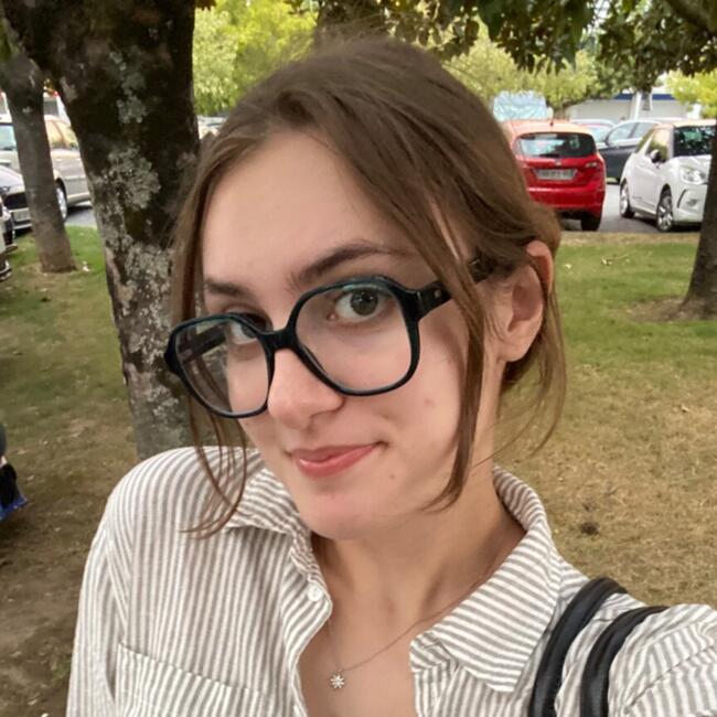 Babysitter in Brives-sur-Charente: Alicia