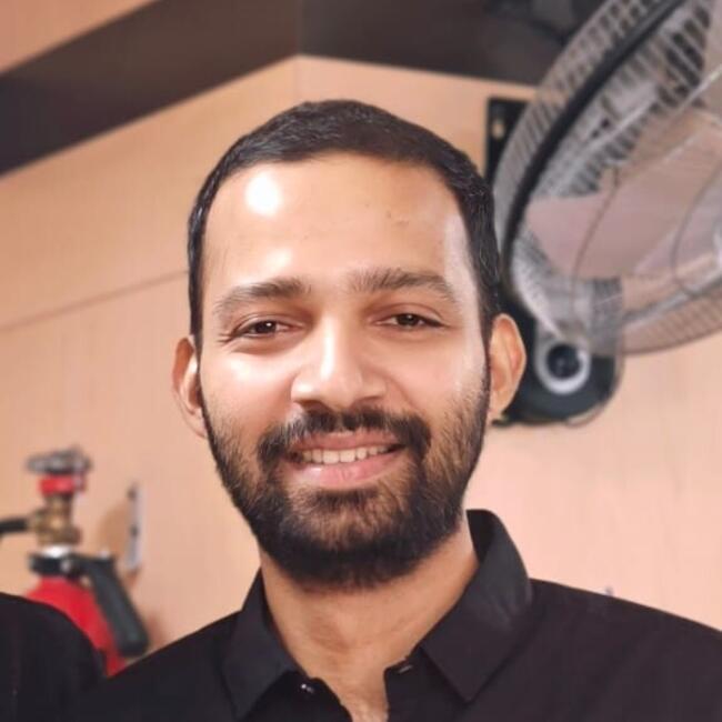 कोच्चि में बेबीसिटिंग की नौकरी: AJESH