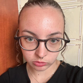 Bébiszitter: Forráskút: Lorina Marion