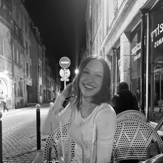 Babysitter in Besançon: Nina