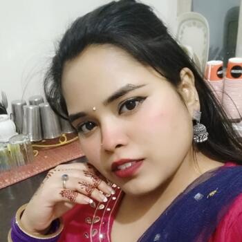 दिल्ली में बेबीसिटर: Nisha