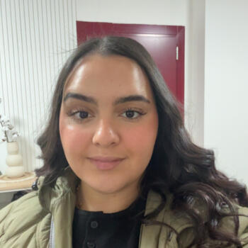 Babysitter in Cravanche: Leila