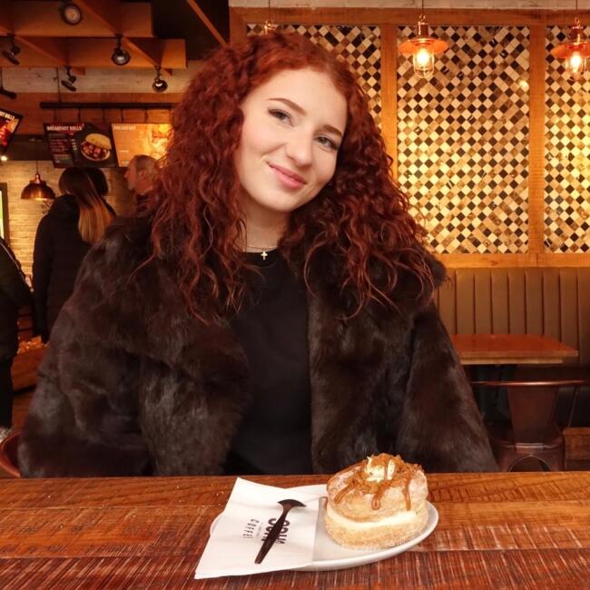 Babysitter in La Celle-Saint-Cloud: June