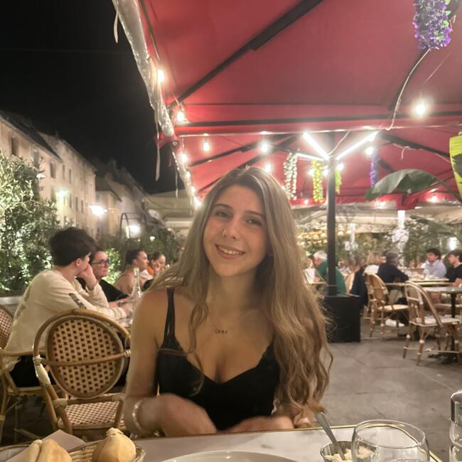 Babysitter in Marseille: Zoe