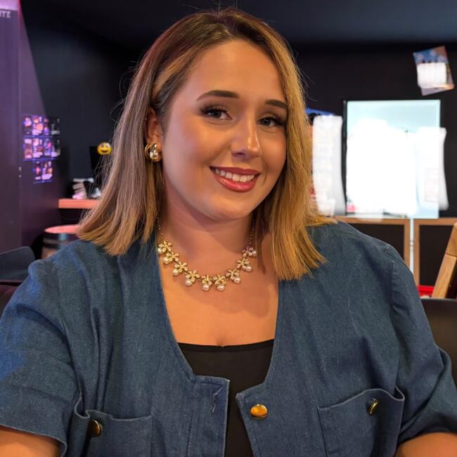 Babysitter in Redessan: Dehlia