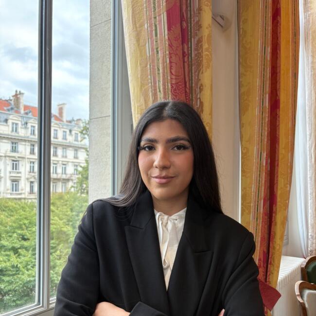 Babysitter in Heyrieux: Kahina