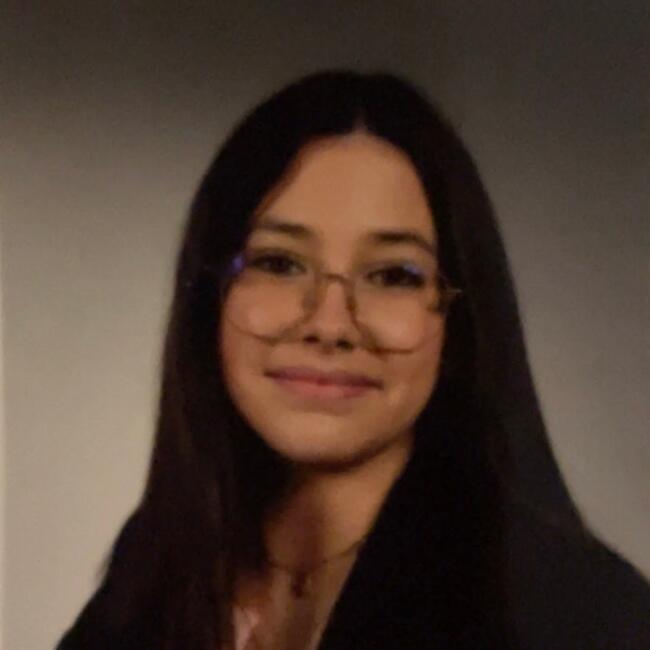 Babysitter in Sainte-Geneviève-des-Bois: Lola