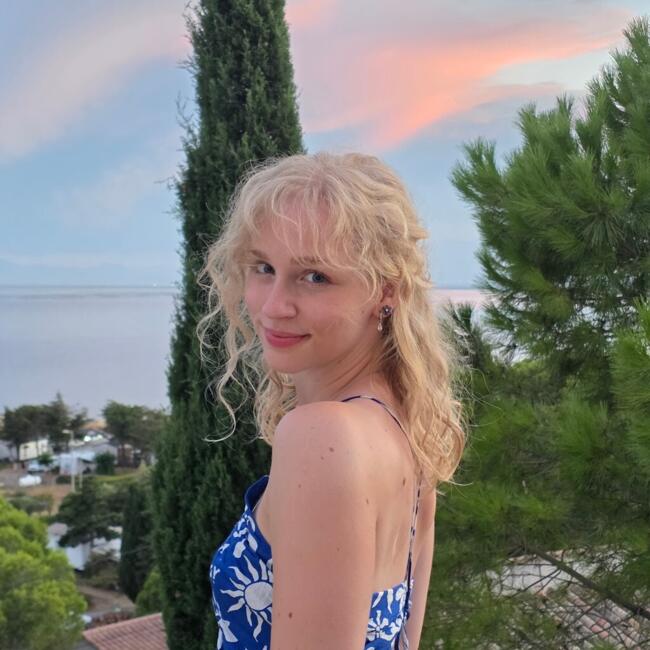 Babysitter in Levallois-Perret: Kira