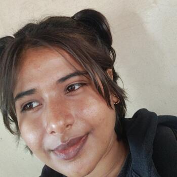 बेबीसिटर बम्बई: Adeeti