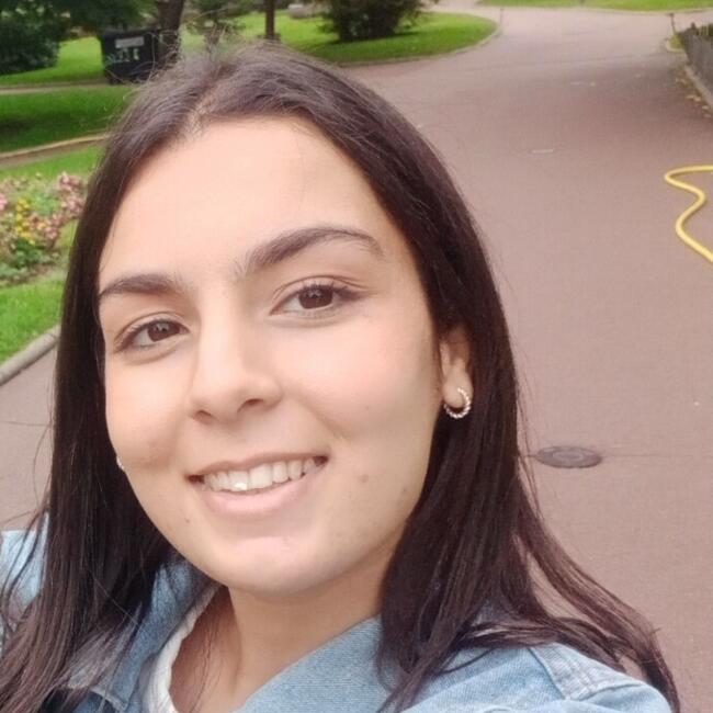 Babysitter in Nîmes: Yasmine