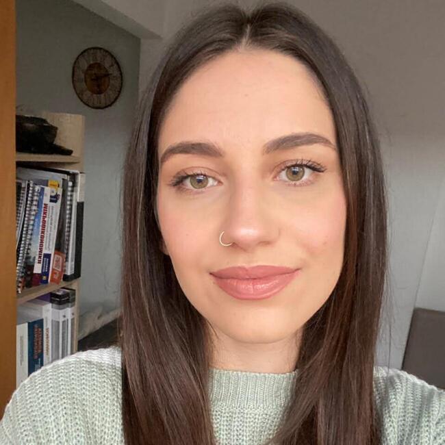 Babysitter in Agriá: Ενιντα