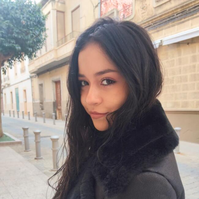 Canguro en Elda: Camila