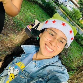 Niñera en David: Angely