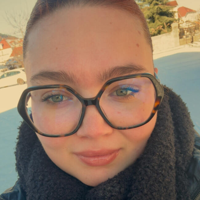 Babysitter in Poligny: Coralie