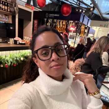 Nanny in Cambre: Scarlet