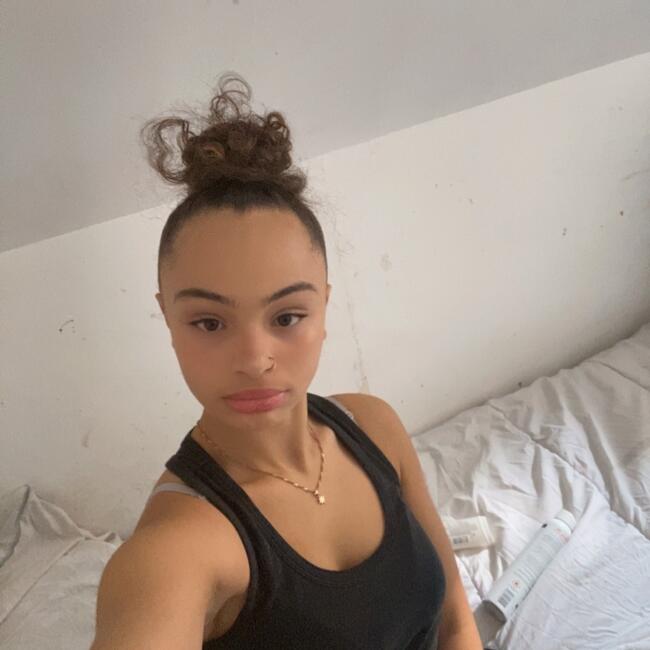 Babysitter in Paris: Omeniya