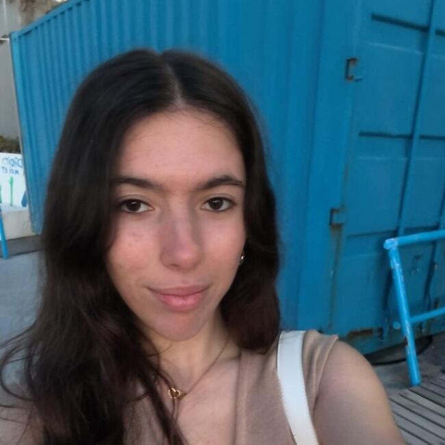 Babysitter in Santo António: Diana Nicole