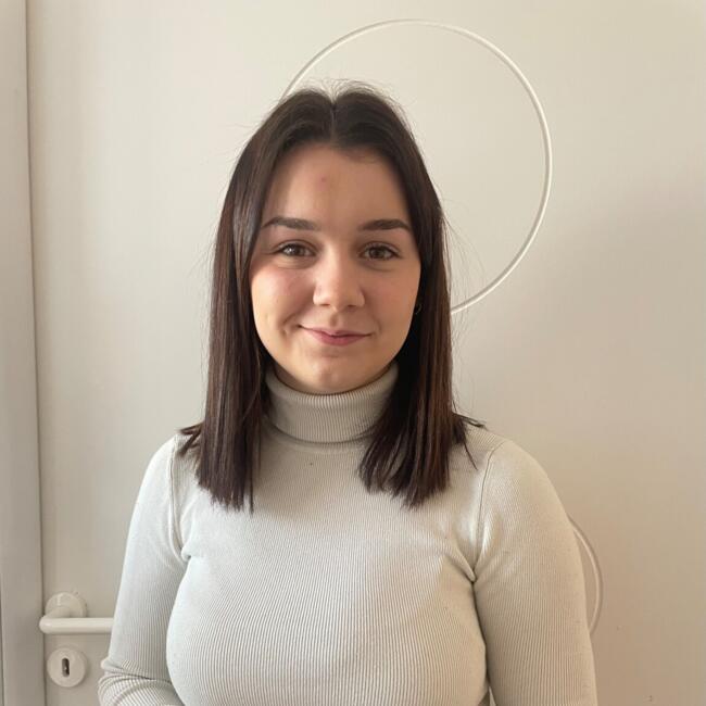 Babysitter in Saint-Denis-de-lHôtel: Cynthia