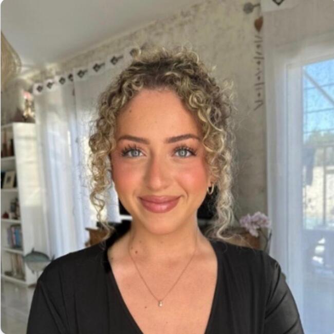 Babysitter in Paris: Elya