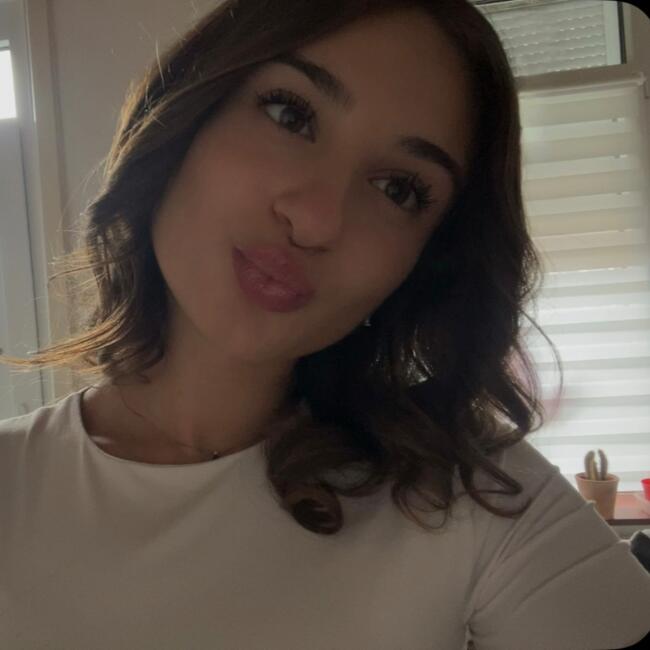 Babysitter in Courcelles: Mara