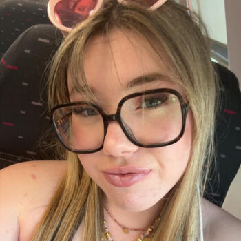 리에주에 있는 베이비시터: Laura