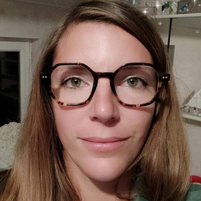 Babysitter in Les Moitiers-d'Allonne: Julie
