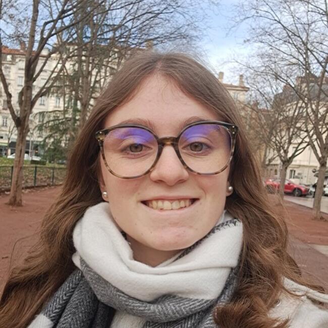 Babysitter in Saint-Georges-d'Espéranche: Lucie