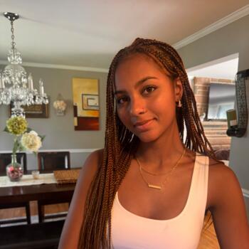 Babysitter in Parkville: Naomi