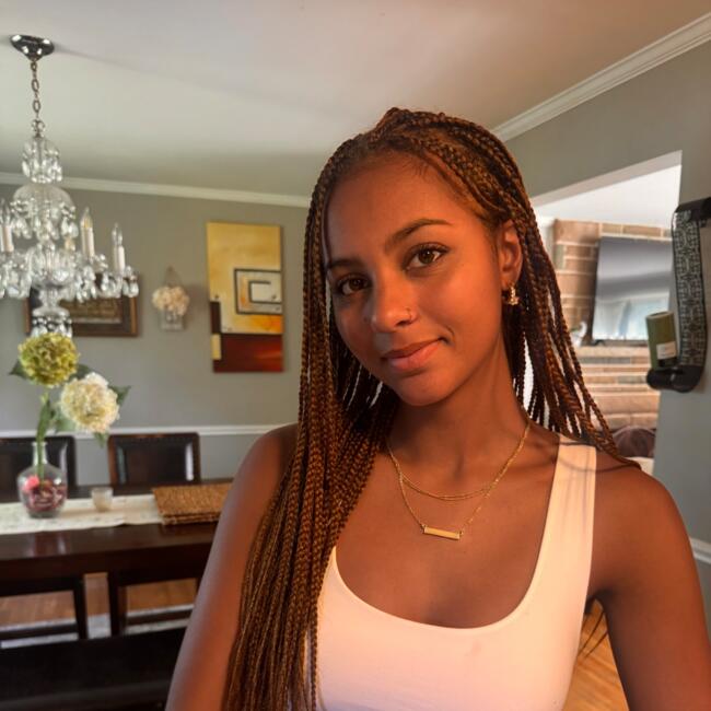 Babysitter in Parkville: Naomi