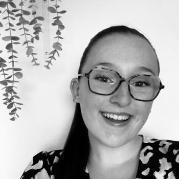 Babysitter in Guénin: Liz